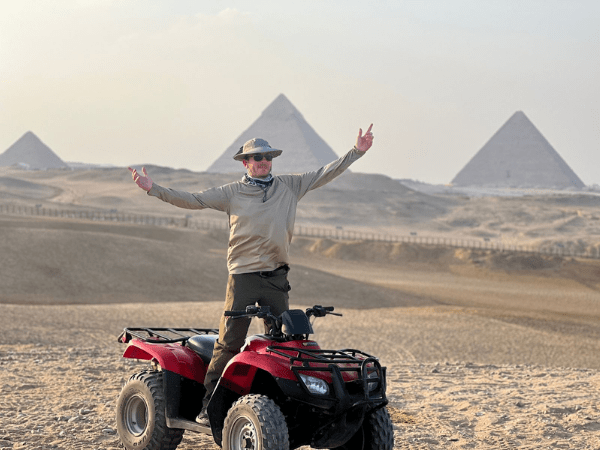 Dalle piramidi, in un quad safari attraverso il deserto di Giza.