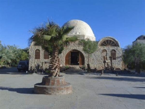 Explora el pueblo de Bawiti.