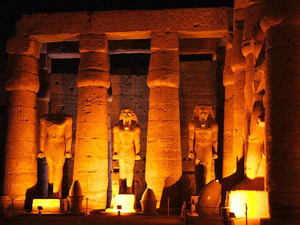 Espectáculo de luz y sonido en el templo de Karnak en Luxor