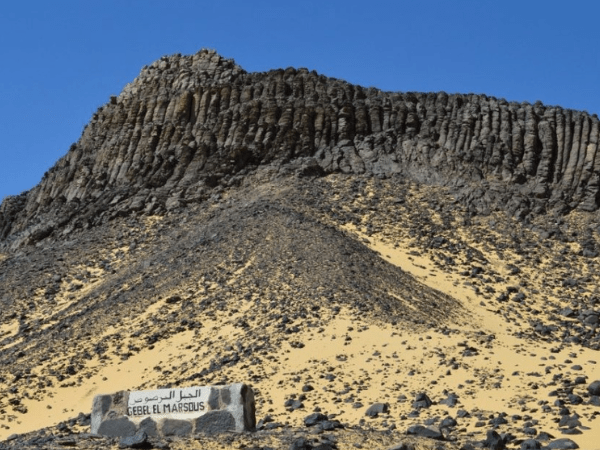 Explora el pueblo de Bawiti.
