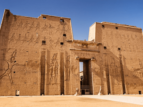 Recorrido a pie por Edfu.