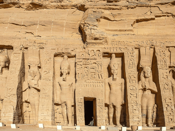 Visitando el templo de la reina Nefertari