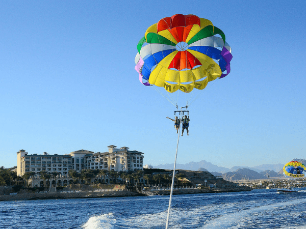 Experiencia de parasailing y regreso al hotel.